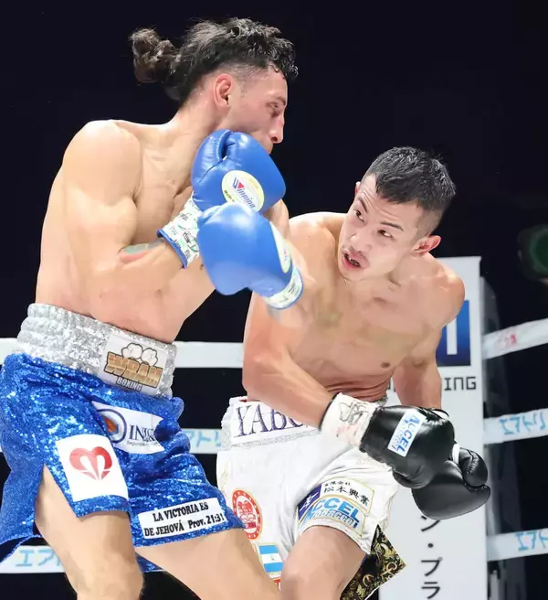 矢吹正道「打ち合い上等」　初防衛に成功　アルバラード退け世界戦３連勝　１２回ＫＯ勝ち…次戦はＳフライ級で３階級制覇へ