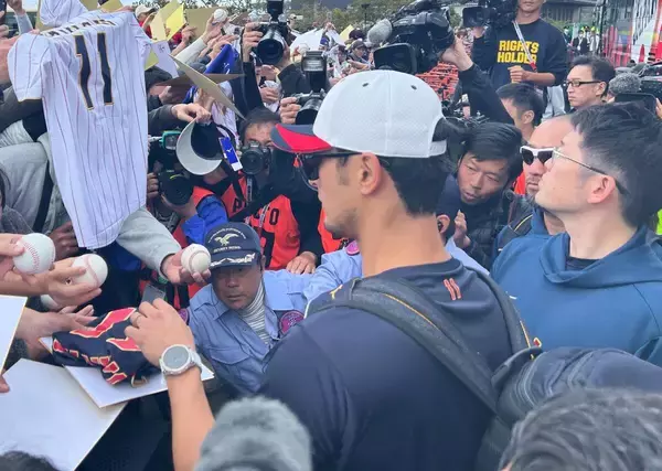 ダルビッシュが連日の即席サイン会　詰めかけたファンに快く応じる　