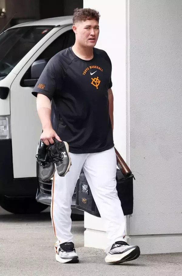 【巨人】リチャードが沖縄尚学の大先輩にあいさつ　昨夏の甲子園優勝校の卒業生