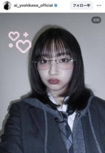 吉川愛のメガネ×スカート制服姿が「メロかった」「冬の姫すぎ」「パーフェクト」…人気番組のオフショット披露