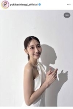 「究極の美！」柏木由紀、真っ白なワンショルダードレス姿がまるで「ギリシャ神話の女神」「世界一輝いてる」と反響の声