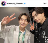 「４０歳山崎育三郎「今夜も同級生」人気俳優とイケメン２ショット！「４０になってもキラキラな」小池徹平と再会」の画像1
