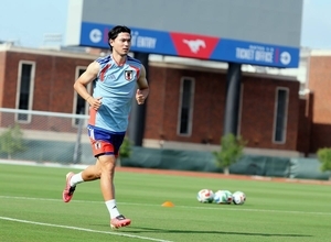 【Ｗ杯】南野拓実、強度を上げたランニングを実施　左膝前十字靱帯断裂から復帰目指し…選手たちから拍手起こる