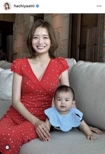 パパにそっくり！？井戸田潤のモデル妻・蜂谷晏海、次男チビバーグと顔出し親子ショット！胸元ざっくりワンピも話題