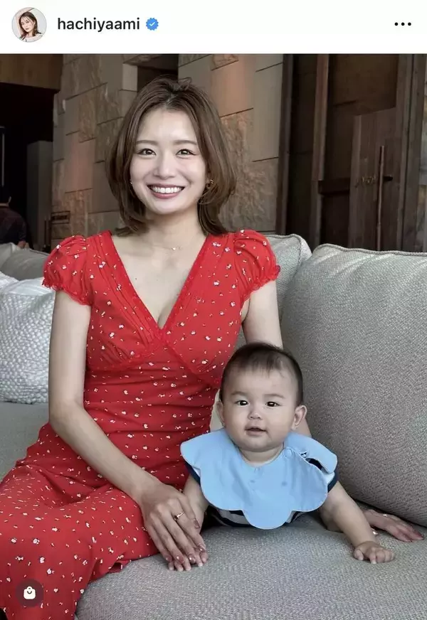 パパにそっくり！？井戸田潤のモデル妻・蜂谷晏海、次男チビバーグと顔出し親子ショット！胸元ざっくりワンピも話題