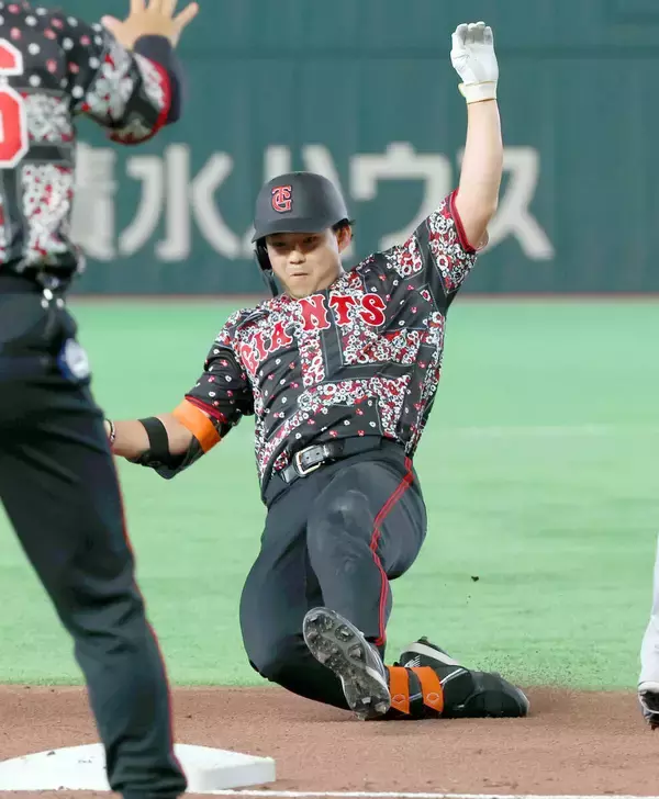 【巨人】小笠原慎之介、Ｇ投３年ぶりの三塁打　激走に東京ドームもベンチも大盛り上がり…移籍後初安打からマルチ