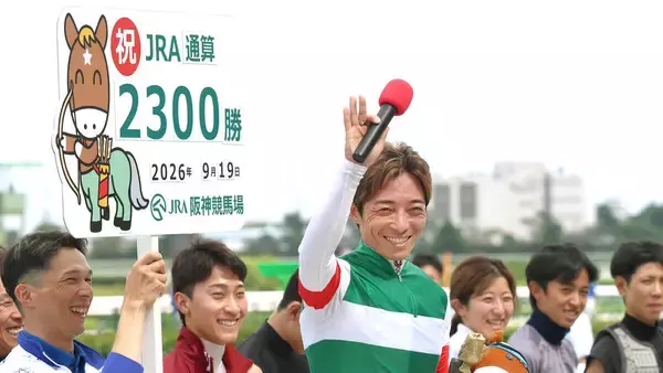 川田将雅騎手がＪＲＡ通算２３００勝達成　セレモニーに遅れて参加の武豊騎手に「これで豊さんを怒らずに済むなと思います」と場内沸かす