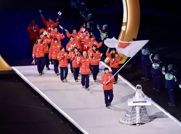 【五輪開会式】「ＧＩＡＰＰＯＮＥ」！　日本選手団が３４番目に行進　４か所で同時入場　ミラノで森重、山間部で冨田が旗手