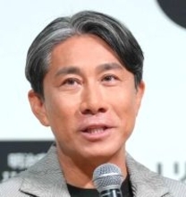 テレ東番組ロケで大けがの前園真聖　リハビリを開始「しばらくの間はずっと一緒」松葉づえと氷のう姿に心配の声