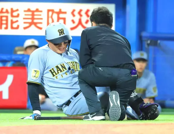 【阪神】森下翔太＆中野拓夢がそろって球場入り　２８日・ヤクルト戦で自打球で負傷交代　森下は足が痛そうな様子も