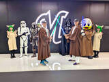 「【ロッテ】広池康志郎「ダース・ベイダーは怖かった」迫力にビックリ　「ＳＴＡＲ　ＷＡＲＳ　ＮＩＧＨＴ」を前に写真撮影」の画像1