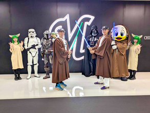 【ロッテ】広池康志郎「ダース・ベイダーは怖かった」迫力にビックリ　「ＳＴＡＲ　ＷＡＲＳ　ＮＩＧＨＴ」を前に写真撮影
