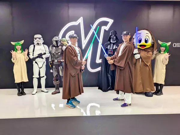 【ロッテ】広池康志郎「ダース・ベイダーは怖かった」迫力にビックリ　「ＳＴＡＲ　ＷＡＲＳ　ＮＩＧＨＴ」を前に写真撮影