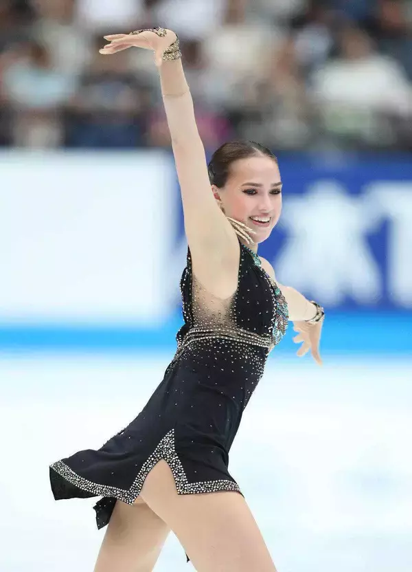 激変が話題の２４歳・ザギトワ、超ミニ姿「美しい女王様」「全てが大好き」「ゴージャス」