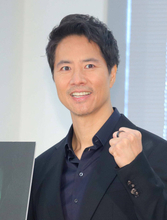 ケイン・コスギ「４０年以上やってきて初めて」映画の会見で本格アクションを披露　主演・浅野寛介を豪快に投げ飛ばす