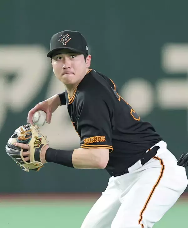 【巨人】泉口友汰ビッグプレー！逆シングルでハーフバウンドを好捕　小笠原慎之介の白星を守る
