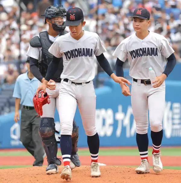 【高校野球】横浜・織田翔希に異変　５回投球練習時に６分間治療　足つったか…２回に自己最速１５７キロ計測のドラ１候補