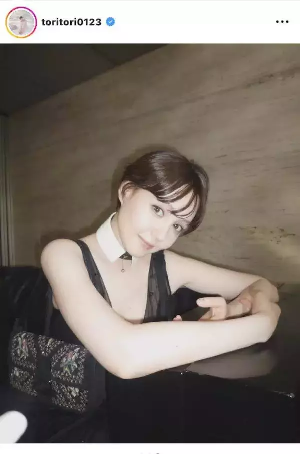 １児の母になったトリンドル玲奈、胸元ざっくり！肌見せワンピース姿にうっとり…「見とれちゃいます」「最高に素敵」