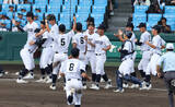 「【甲子園】球審が美技！？脇腹キャッチの珍プレーに仰天「今日の熱闘甲子園でやってほしい」」の画像1