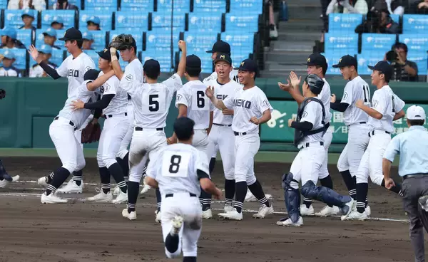 【甲子園】球審が美技！？脇腹キャッチの珍プレーに仰天「今日の熱闘甲子園でやってほしい」