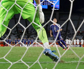 【サッカーＵ２１】担架で運ばれたはずが…ＤＦ小杉啓太が執念ＰＫ　延長に負傷→ＰＫ１０番手成功で勝利呼び込む「責任を全うできて良かった」…アジア大会