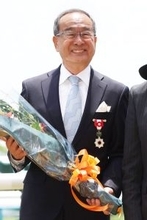 橋田満元調教師の旭日小綬章受章記念セレモニーが京都競馬場で開催「これからもどうぞ競馬をよろしくお願いします」