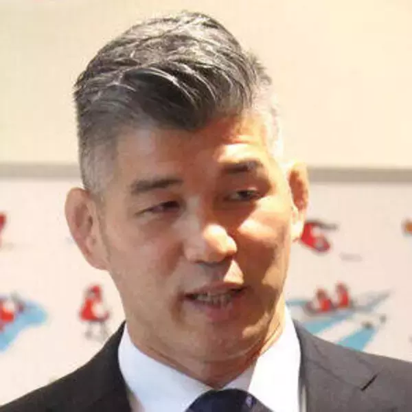 柔道・井上康生氏　タレントの美人妻と仲良し家族ショット！「素敵」「息子さんそっくり」双子含む４児のパパ