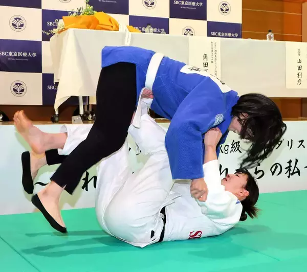 角田夏実、節目の会見でも「ともえ投げ」は切れ味抜群　コーチやメディア関係者を次々投げ飛ばす