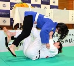 角田夏実、節目の会見でも「ともえ投げ」は切れ味抜群　コーチやメディア関係者を次々投げ飛ばす