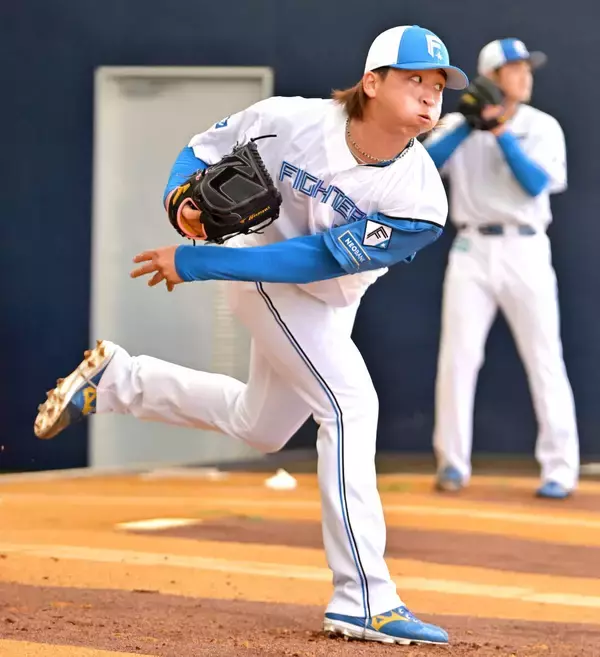 【日本ハム】細野晴希がブルペンで“１０時半投法”披露　１１時１０分からの４０分差が生む違いとは