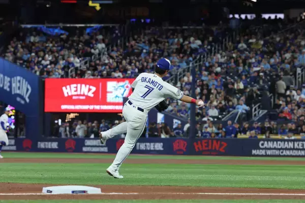 「岡本和真、メジャー初の守備機会で華麗な動き　現地実況も“絶賛解説”「三塁手にとって難しいプレー」」の画像