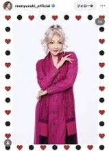 柚希礼音、シルバーヘア＆ピンクドレスの最新姿が「新鮮」「絵から飛び出して来た」「知的な魅力」