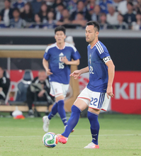 吉田麻也「あさってＬＡに帰る。娘の学校があるので」背番号２２は「もう今日からトミのもの」