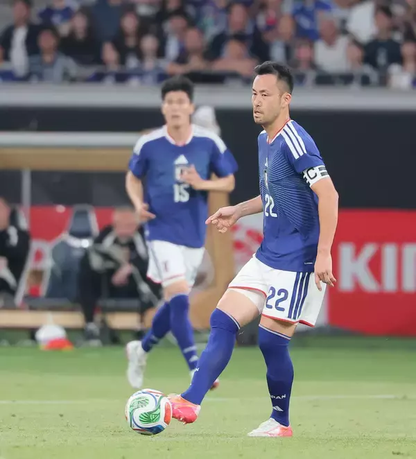吉田麻也「あさってＬＡに帰る。娘の学校があるので」背番号２２は「もう今日からトミのもの」