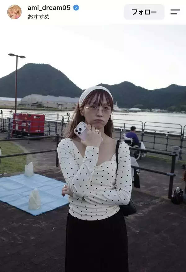 ＤＲＥＡＭ　Ａｍｉが胸元ざっくり長袖トップスで花火大会へ「かわいい～」「Ａｍｉちゃんも花火もキレイ」