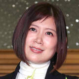 「絢香、愛娘２人が海で遊ぶ姿公開！「脚長っ」「大きくなりましたね」「家族の愛」と反響…夫は水嶋ヒロ」の画像1