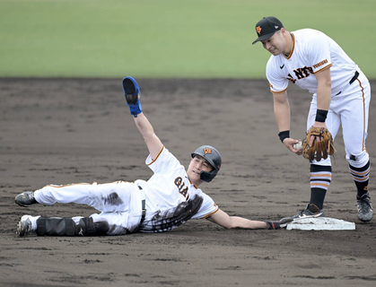 【巨人】小林誠司が泥んこに　ヘッドスライディングで真っ黒に…大ハッスルで盛り上げる