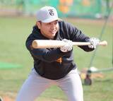 「【巨人キャンプルポ】これぞ一級品！？　左投右打の石川達也のバント技術に選手もほれぼれ」の画像1