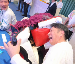 箱根から宮古島連勝の青学大が合宿地の大分に移動　原監督は縁起物の獅子舞にかまれて選手の健康祈願