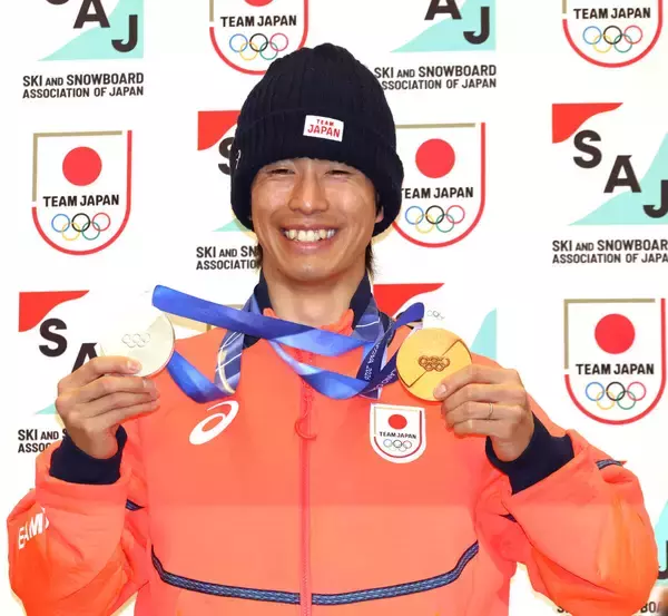 【五輪】モーグルで銀＆銅メダルの堀島行真、帰国待ち構えたファン１００人に驚き「あんなに多くの人が帰国することを知っているんだろうと…」