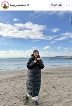 ３９歳・比嘉愛未、ベンチコート姿で海に！ドラマ撮影オフショットに「かわいい子発見」「癒やされます」「寒そう」