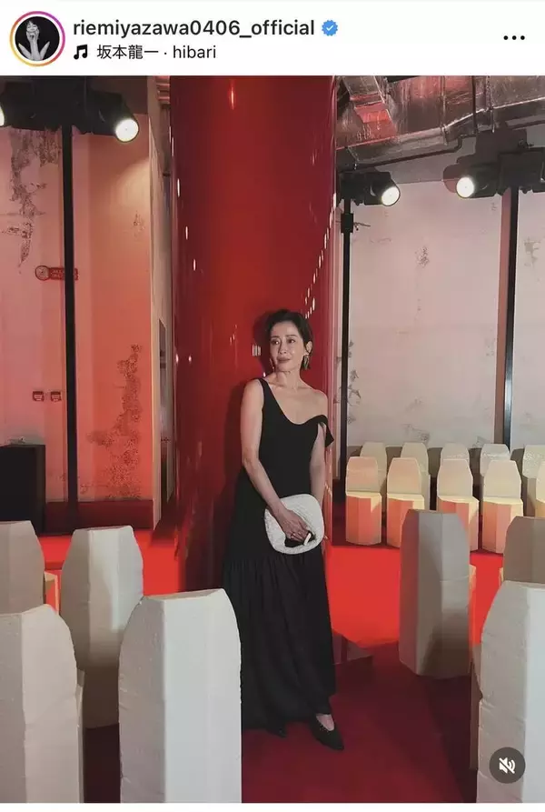５２歳・宮沢りえ、美肩＆デコルテ全開の黒ドレス姿に騒然…森田剛との夫婦ショットも話題