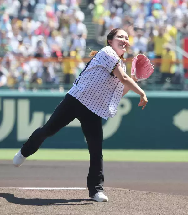 【阪神】神戸市出身のプロゴルファー・古江彩佳が始球式「夢に見ていた」ノーバン投球披露！