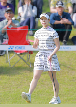 【女子ゴルフ】吉田鈴が首位　混戦から抜け出し、初優勝に王手　ランク上位選手不在のヨネックスＬで主役を狙う