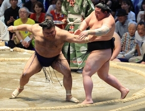 高安、苦手・正代に５年ぶりの白星「分が悪い相手だったので気を引き締めた」　１敗守ってトップに並ぶ