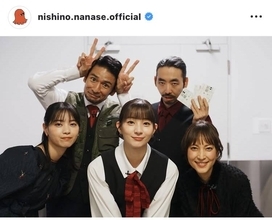 西野七瀬、柄本時生ら豪華俳優陣との集合ショット公開！「どれも素敵な写真」「現場楽しそう！」