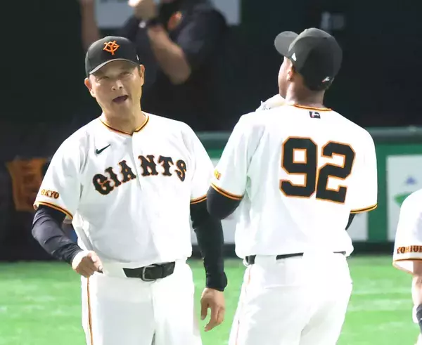 【巨人】橋上監督代行「まだまだ石塚選手も坂本選手を見ながら学んでもらい」坂本勇人を称賛　１・５差に縮めた阪神との首位決戦にも言及…一問一答