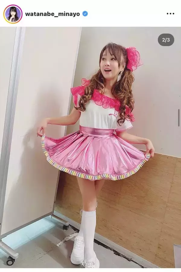 ５７歳・渡辺美奈代、ミニスカから美脚スラリ！ツインテールのピンクコーデが「もう可愛すぎ」「フランス人形みたい」