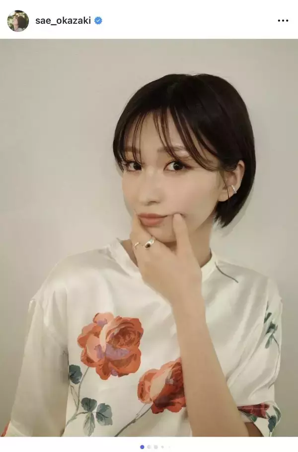 岡崎紗絵の印象的な衣装ショットにネット反応「破壊力やばいです」「似合ってない衣装がない」「お上品でかわいい」