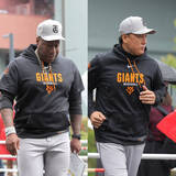 「【巨人】李承燁、ウィーラー両コーチが熱投　試合前に若手４人の打撃投手務める」の画像1